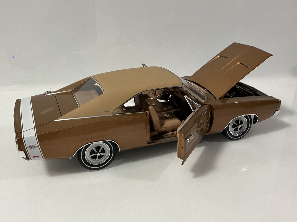 1/18 AUTHENTICS 1969 DODGE CHARGER BRONZE ON TAN - Photo 4