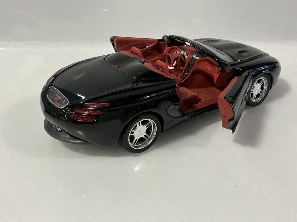 1/18 MAISTO MUSTANG MACH III BLACK WITH RED CONVERTIBLE CONCEPT  - Photo 4
