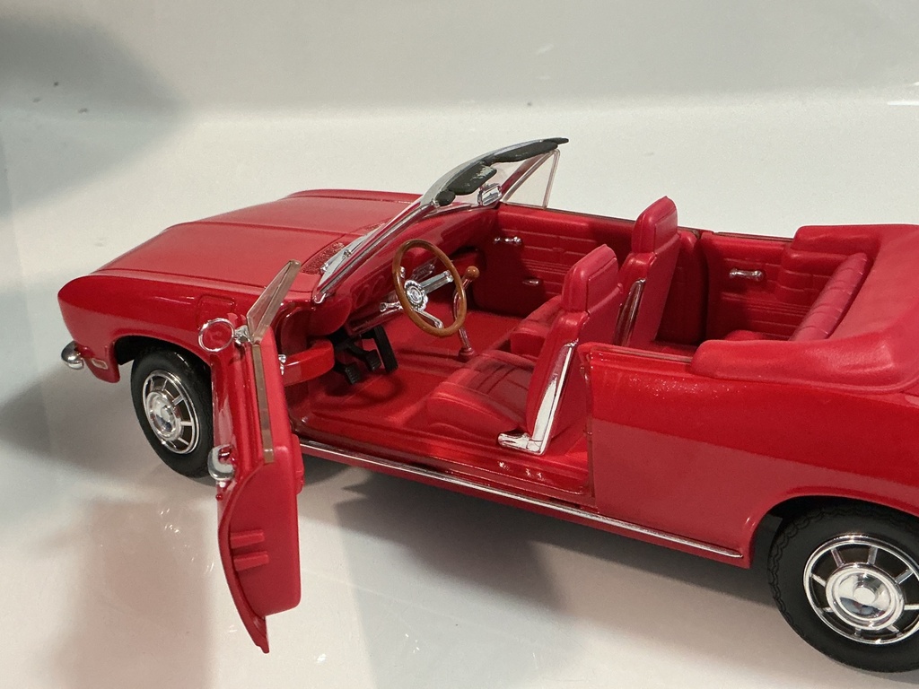 1/18 1969 CORVAIR MONZA ROAD SIGNATURE RED ON RED  - Photo 4