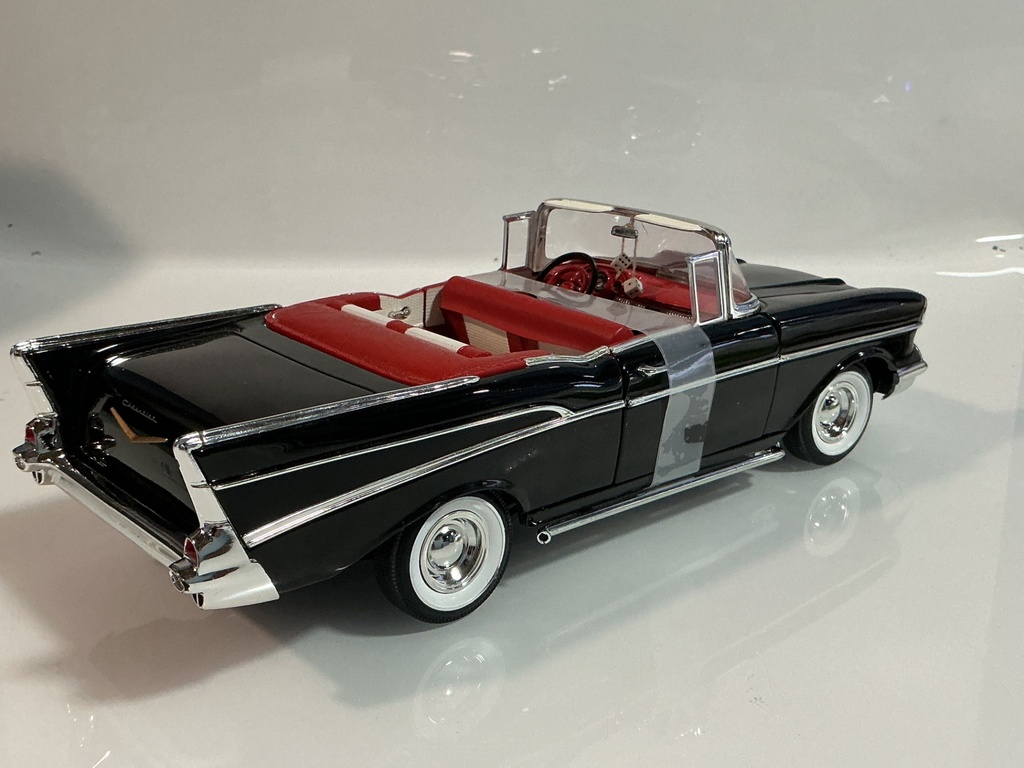 1/18 1957 CHEVY BEL AIR “DICE ON REAR VIEW” BLACK WITH REAL WHITE - Photo 2