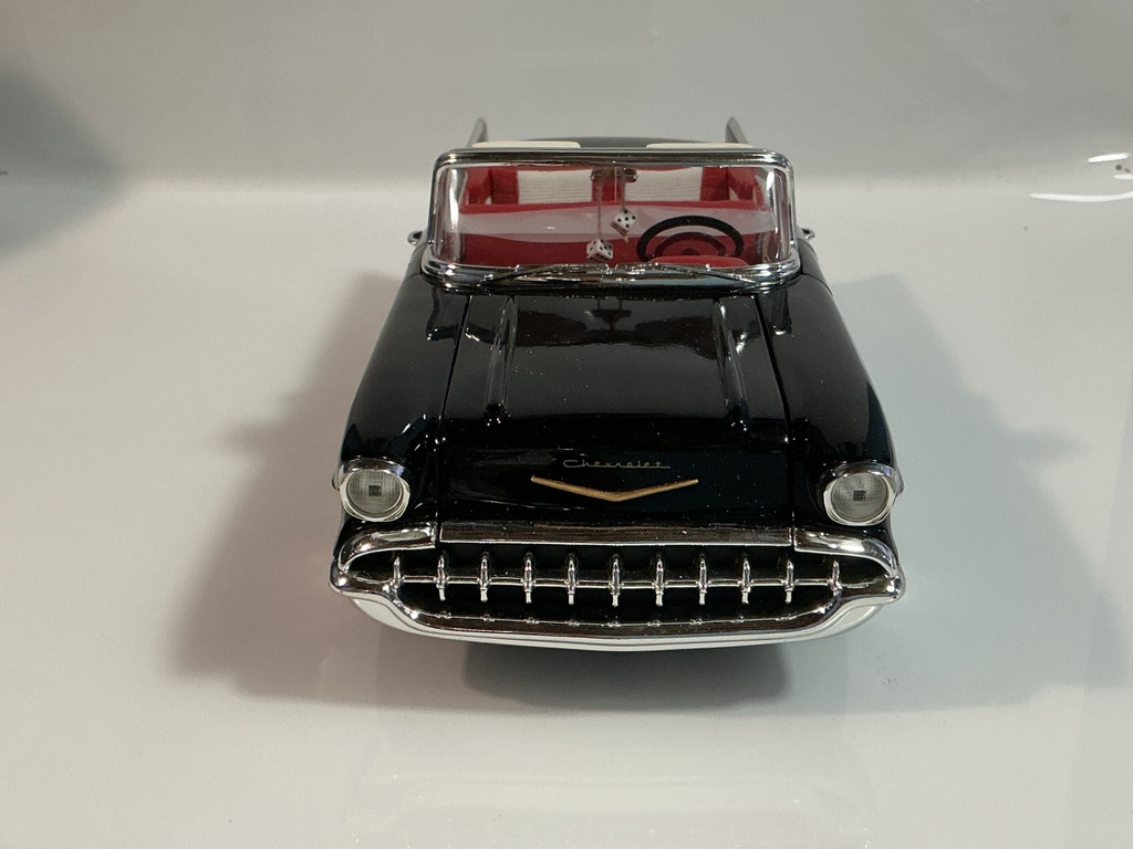 1/18 1957 CHEVY BEL AIR “DICE ON REAR VIEW” BLACK WITH REAL WHITE - Photo 4