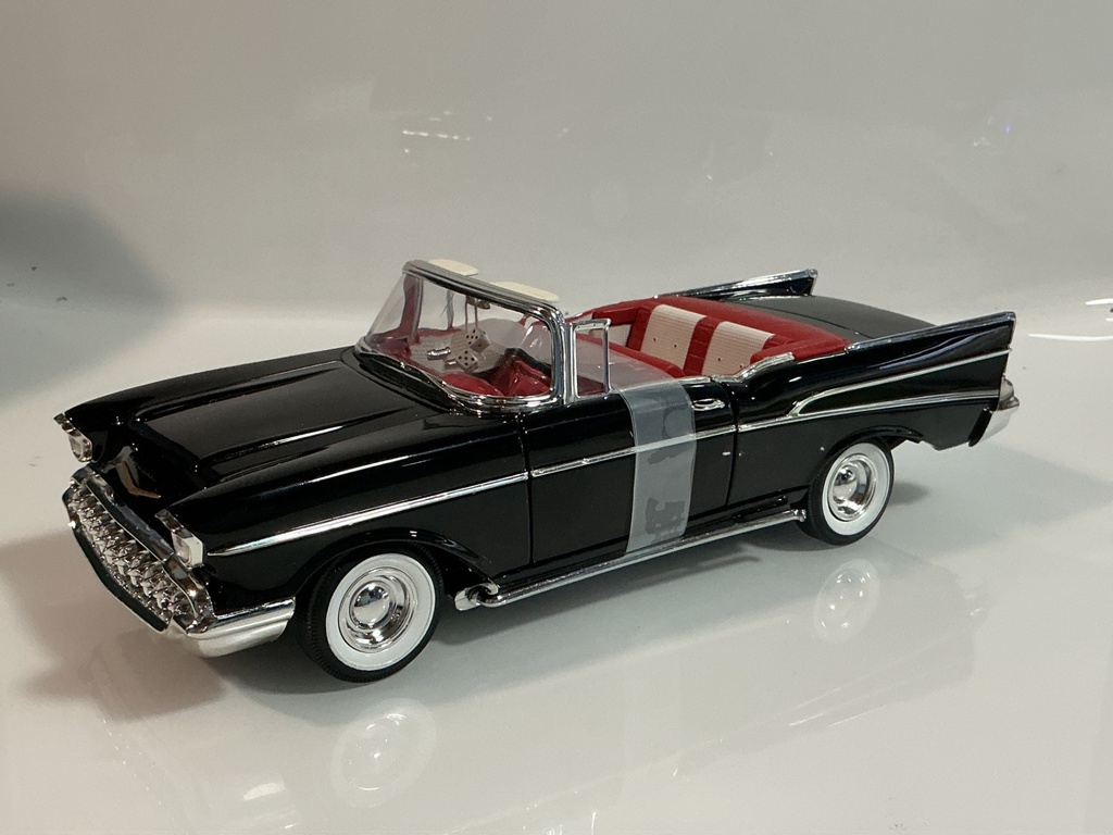 1/18 1957 CHEVY BEL AIR “DICE ON REAR VIEW” BLACK WITH REAL WHITE - Photo 5