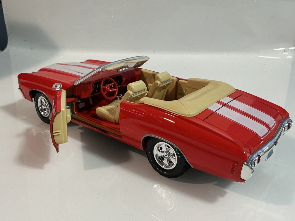 1/18 MAISTO 1971 CHEVROLET CHEVELLE RED ON TAN - Photo 5