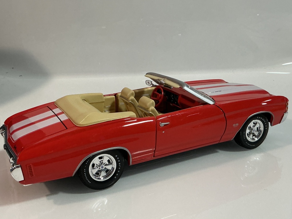 1/18 MAISTO 1971 CHEVROLET CHEVELLE RED ON TAN - Photo 8