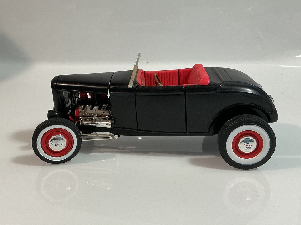 1/18 ERTL FORD ROADSTER BLACK ON RED - Photo 3