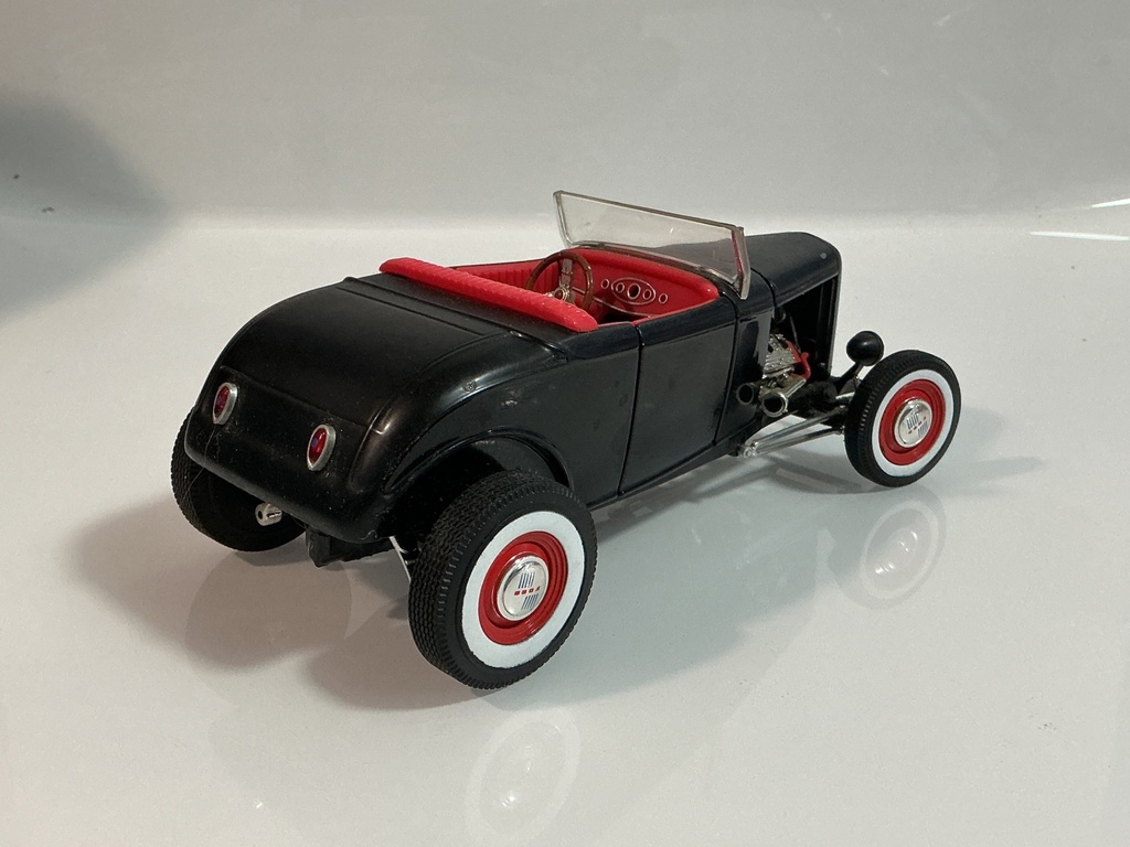 1/18 ERTL FORD ROADSTER BLACK ON RED - Photo 5