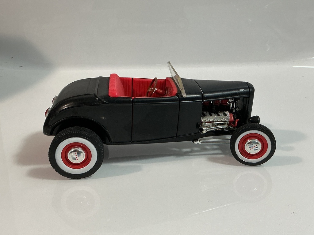 1/18 ERTL FORD ROADSTER BLACK ON RED - Photo 6