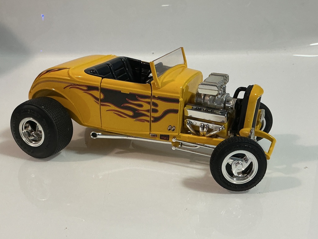 1/18 ERTL FORD DEUCE YELLOW ON BLACK - Photo 6