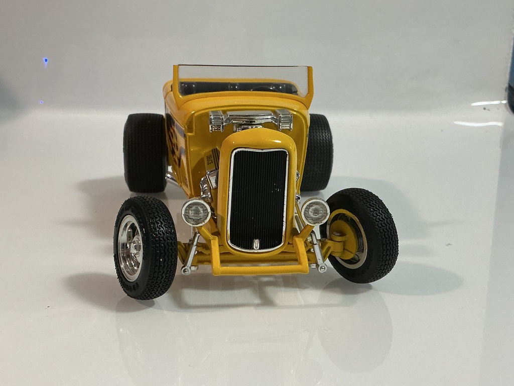 1/18 ERTL FORD DEUCE YELLOW ON BLACK - Photo 7