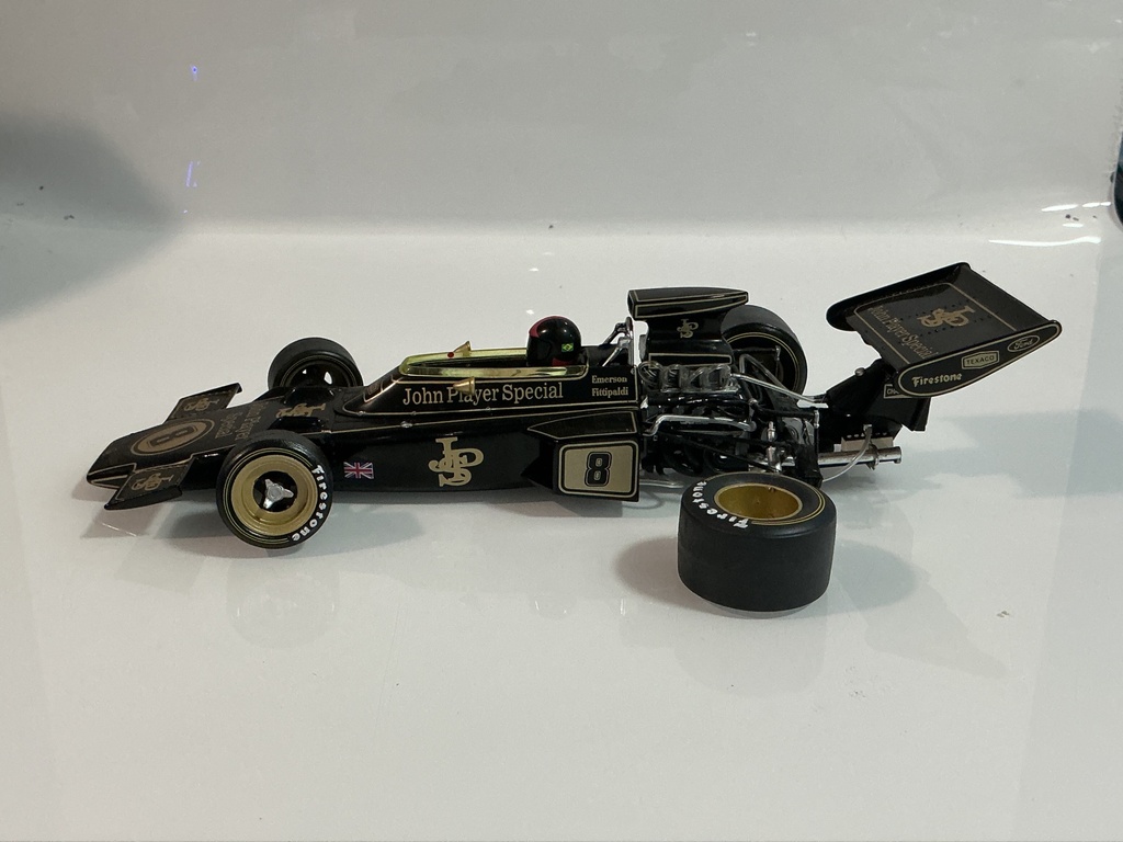 1/18 QUARTZO LOTUS 72 BLACK / GOLD ON BLACK [BROKEN TIRE] - Photo 2