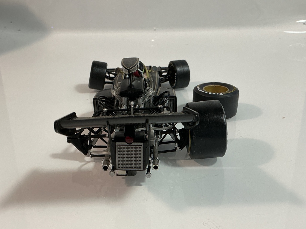 1/18 QUARTZO LOTUS 72 BLACK / GOLD ON BLACK [BROKEN TIRE] - Photo 3