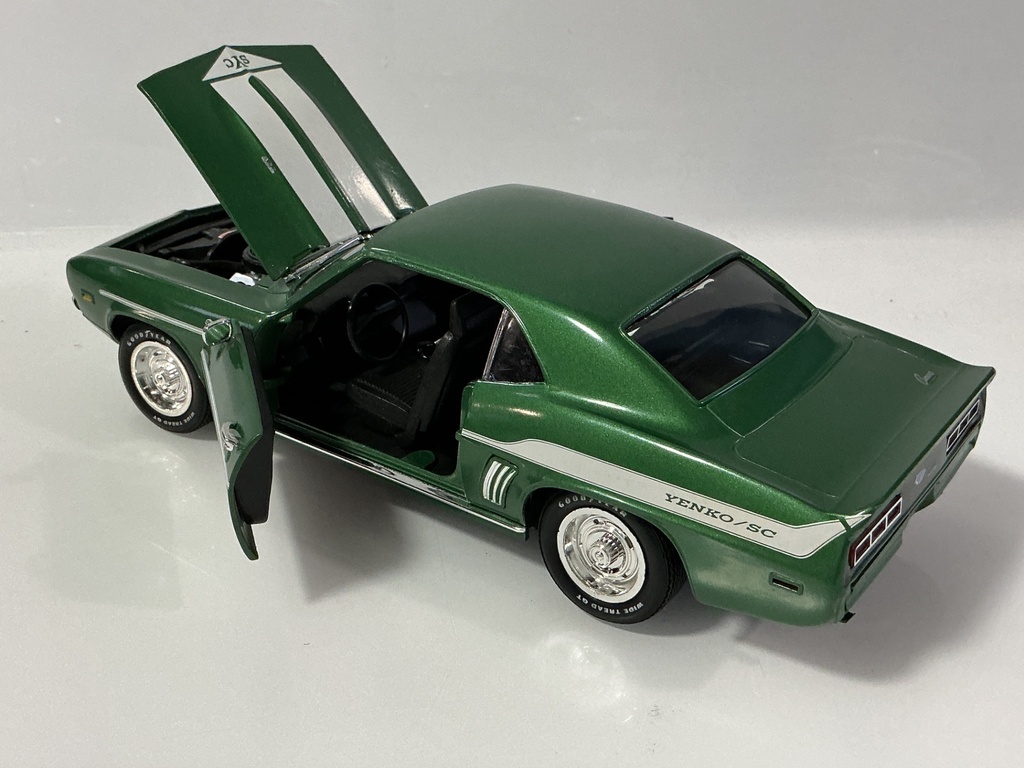 1/18 ERTL 1969 CHEVROLET CAMARO GREEN/WHITE ON BLACK  - Photo 2