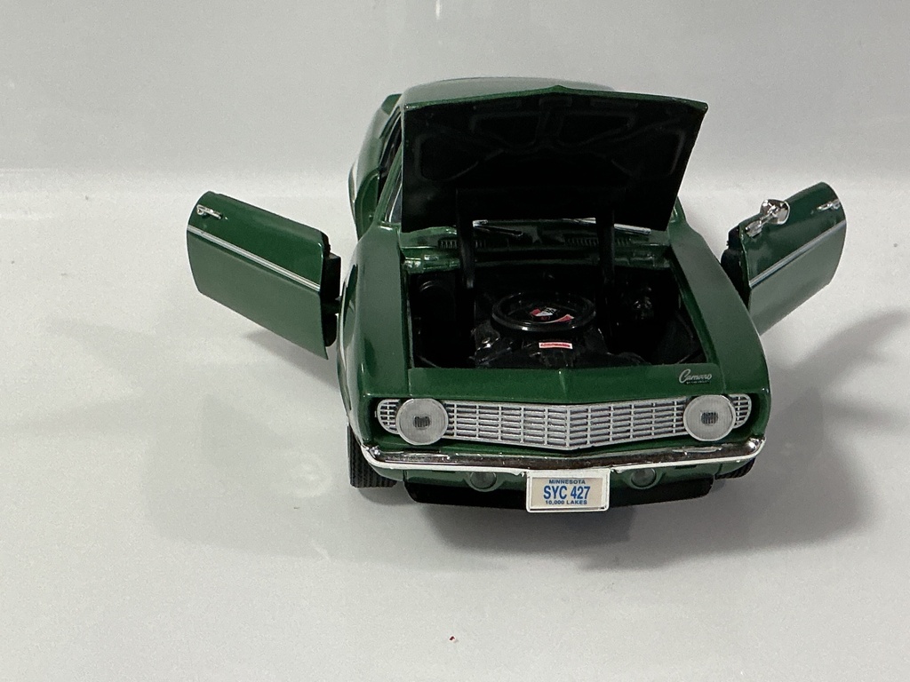 1/18 ERTL 1969 CHEVROLET CAMARO GREEN/WHITE ON BLACK  - Photo 5