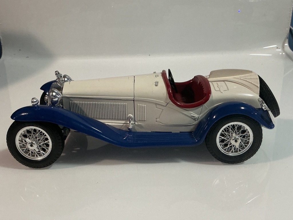 1/18  BURAGO ALFA ROMEO 2300 SPIDER 1932 WHITE / BLUE ON RED - Photo 2