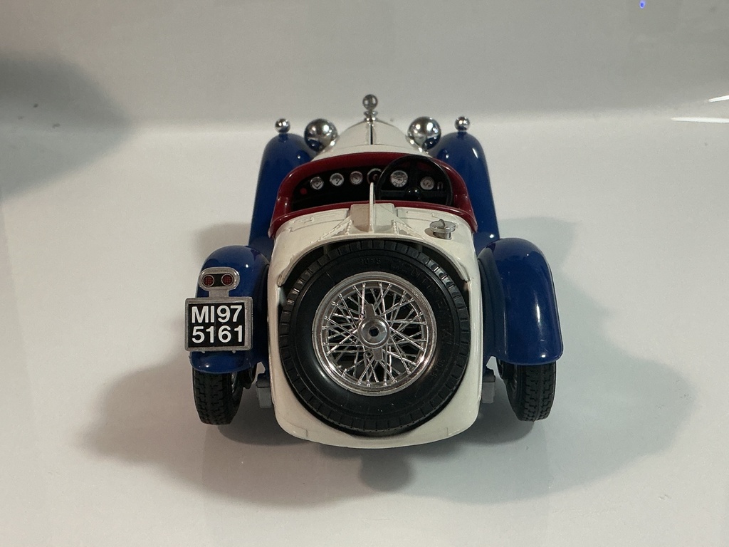 1/18  BURAGO ALFA ROMEO 2300 SPIDER 1932 WHITE / BLUE ON RED - Photo 3