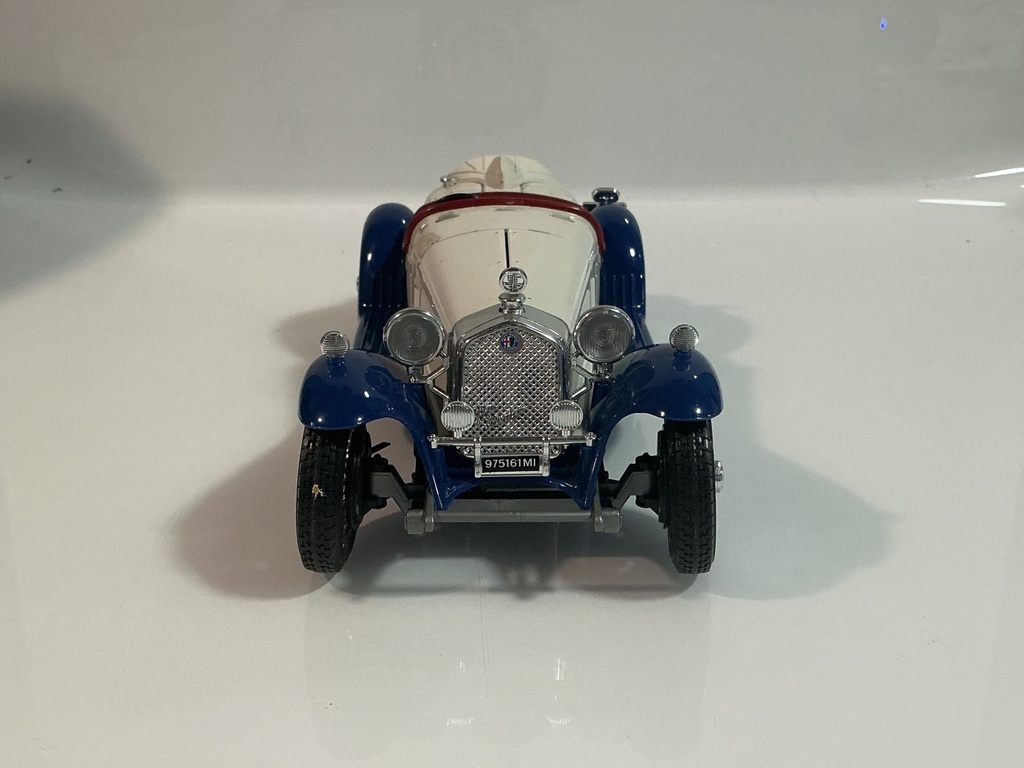 1/18  BURAGO ALFA ROMEO 2300 SPIDER 1932 WHITE / BLUE ON RED - Photo 6