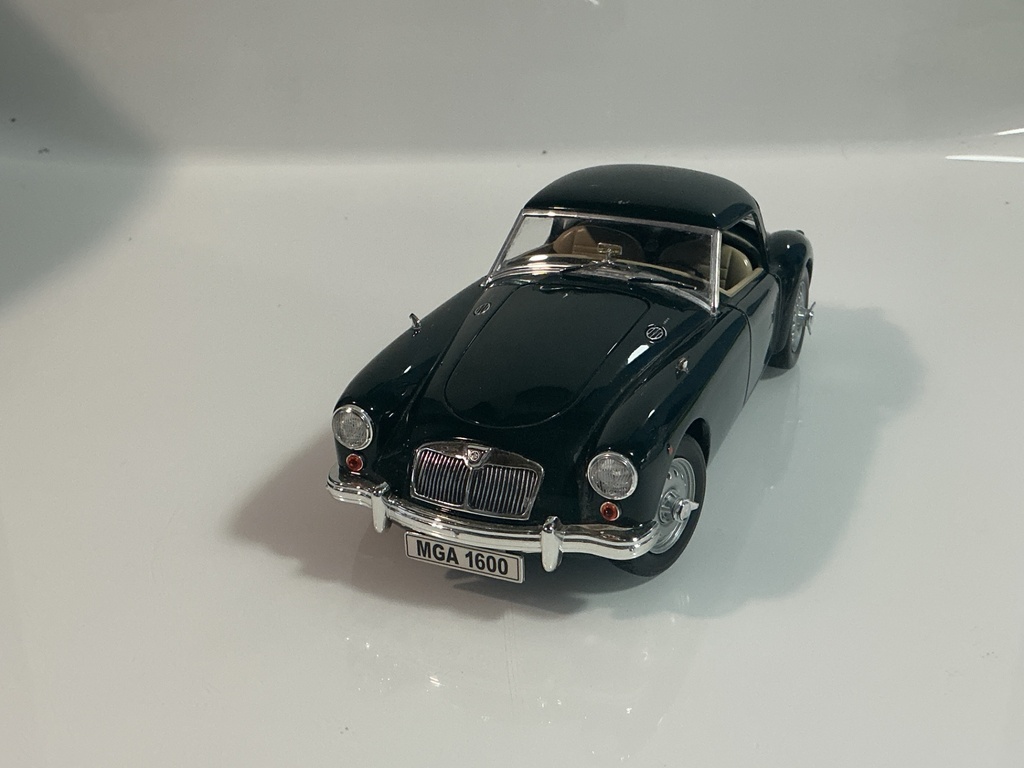 1/18 REVELL MGA 2003 GREEN ON TAN  - Photo 2