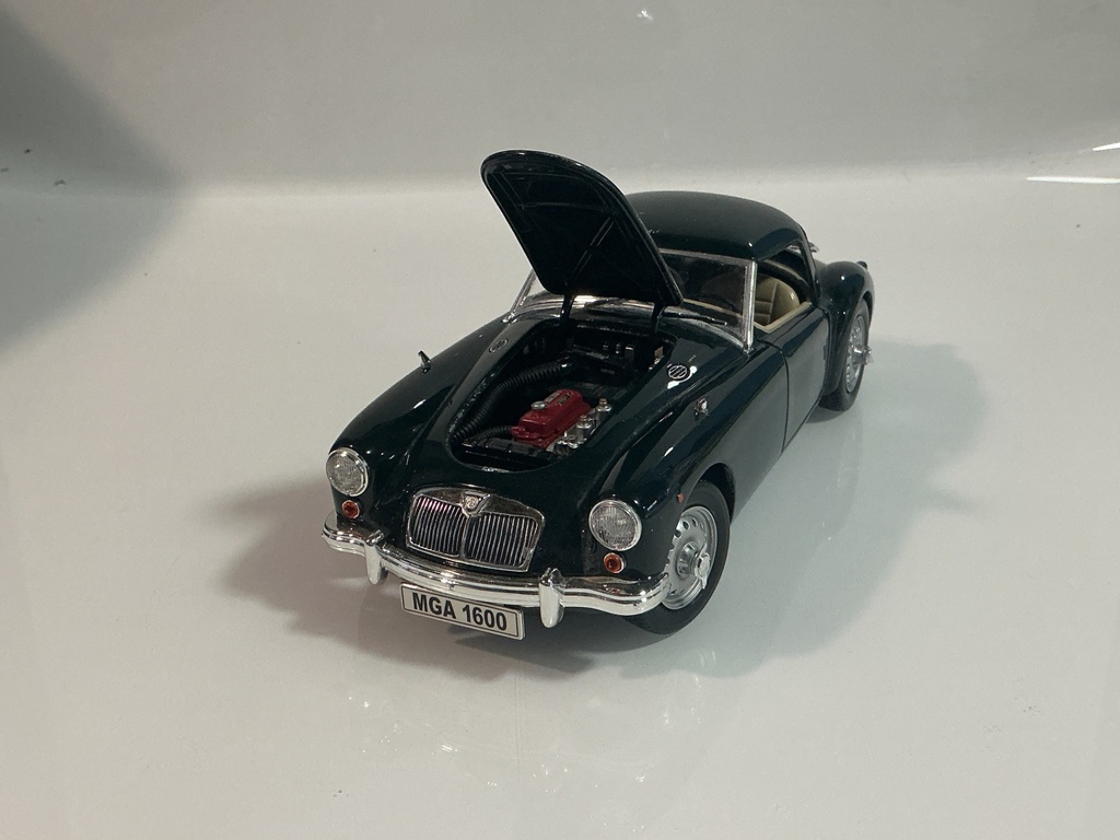 1/18 REVELL MGA 2003 GREEN ON TAN  - Photo 3