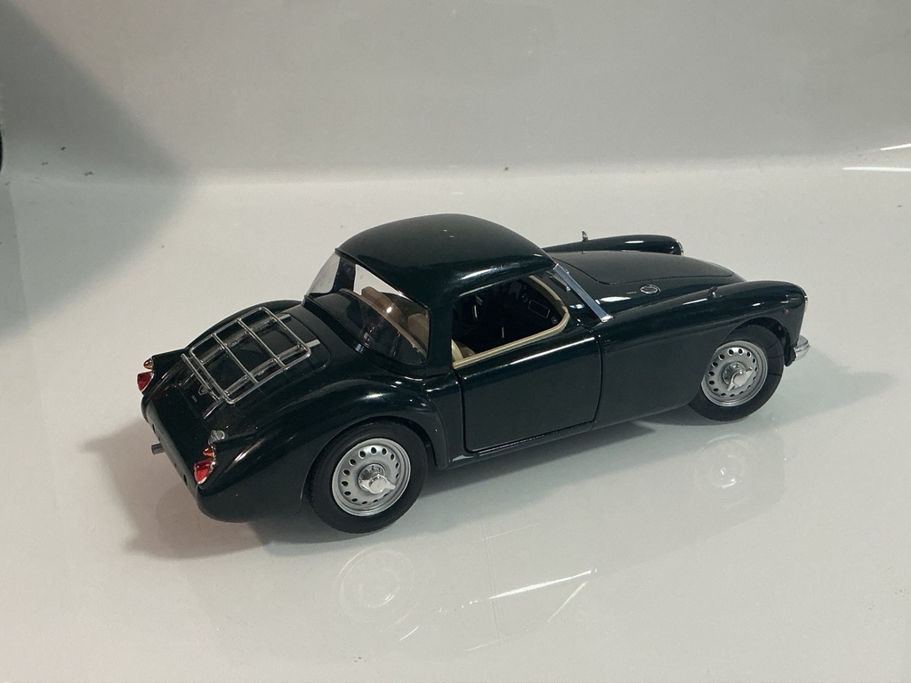 1/18 REVELL MGA 2003 GREEN ON TAN  - Photo 6