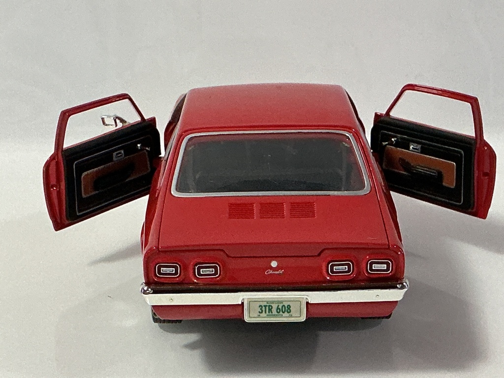 1/18 ERTL 1972 CHEVY VEGA RED ON BLACK - Photo 3