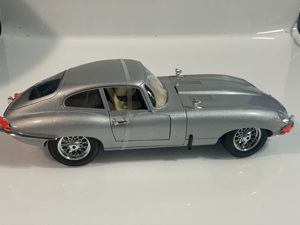1/18 BURAGO JAGUAR “E” GREY ON CREAM - Photo 5