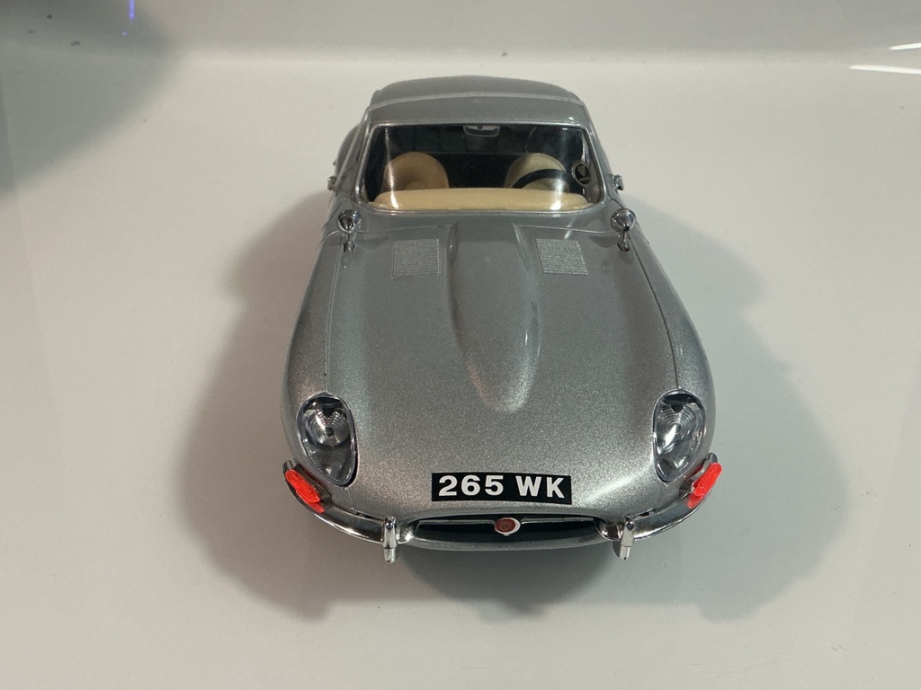 1/18 BURAGO JAGUAR “E” GREY ON CREAM - Photo 6