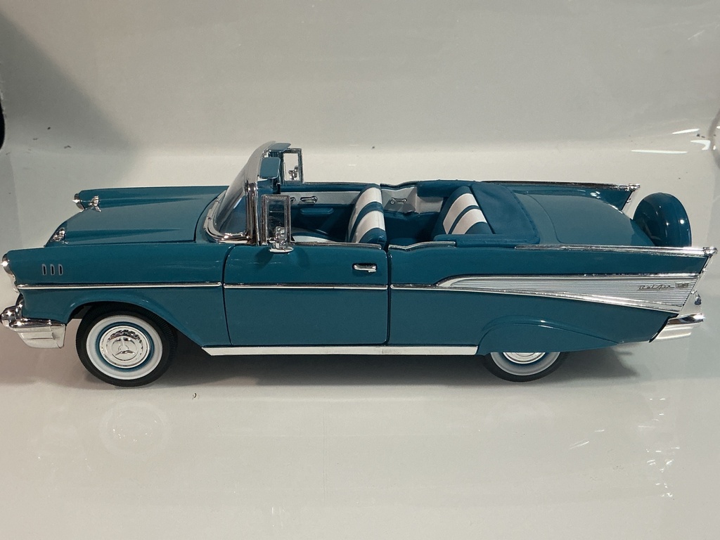 1/18 ROAD SIGNATURE BEL AIR BLUE / WHITE  - Photo 3