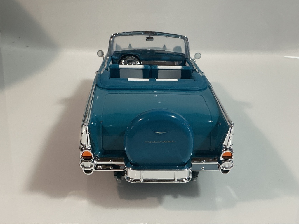 1/18 ROAD SIGNATURE BEL AIR BLUE / WHITE  - Photo 5