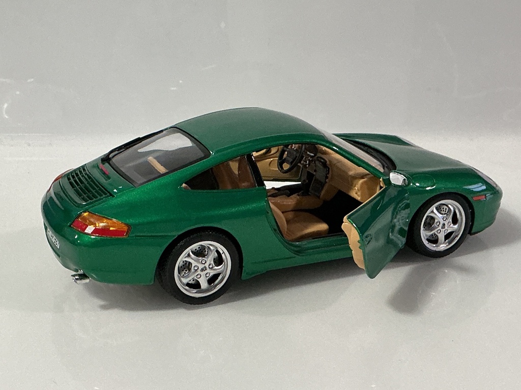 1/18 BURAGO 1997 PORSCHE 911 CARRERA GOLD COLLECTION GREEN ON TAN - Photo 4