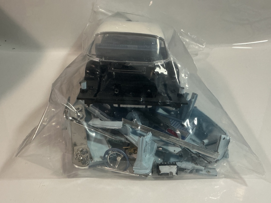 1/18 ERTL SUNLINER 1960 FORD SUNLINER [DEMOLISHED PARTS CAR] - Photo 2