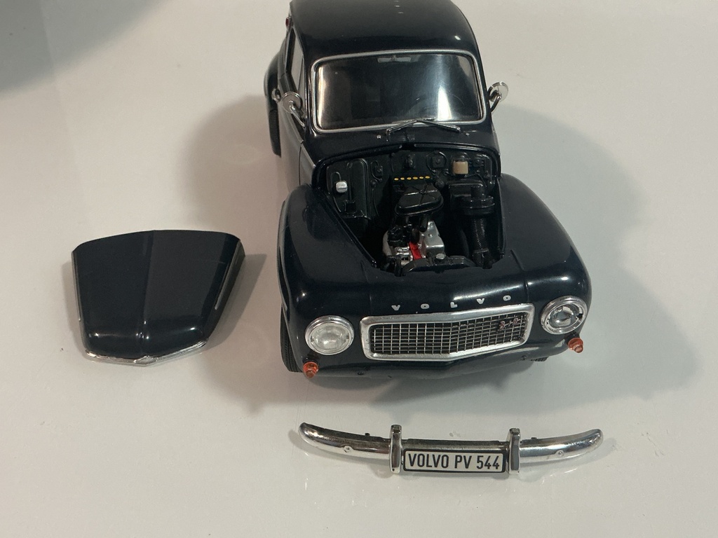 1/18 VOLVO PV544 NAVY BLUE ON GREY *MISSING HEADLAMP/BROKEN FRONT BUMPER - Photo 2