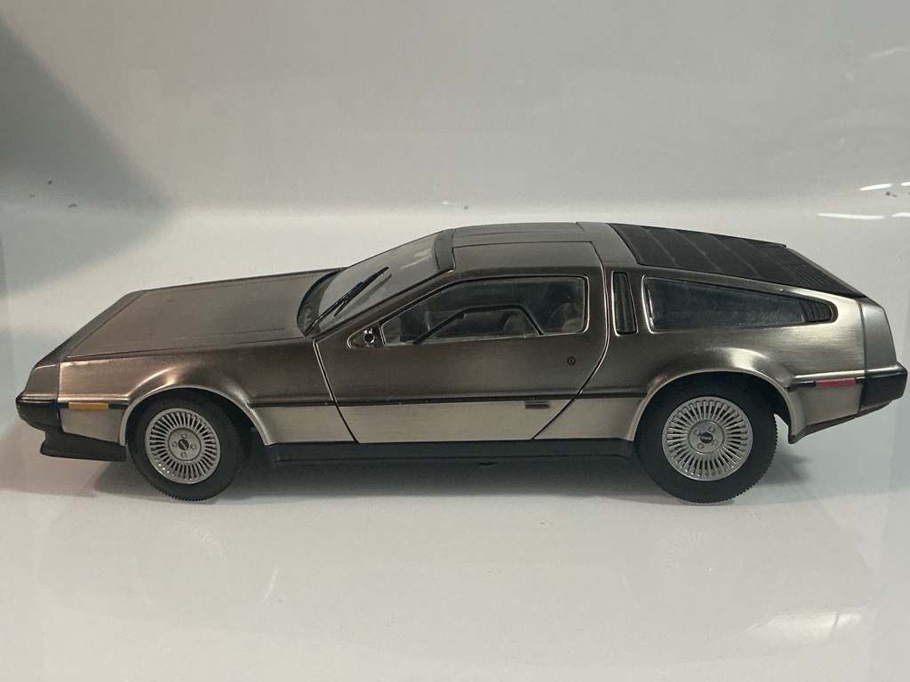 1/18 SUNSTAR 1981 DE LOREAN LK *MISSING MIRRORS] SILVER CHROME ON GREY - Photo 2