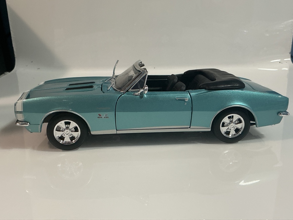 1/18 MAISTO 1967 CHEVROLET CAMARO CONVERTIBLE BLUE ON BLACK [BENT ANTENNA] - Photo 2
