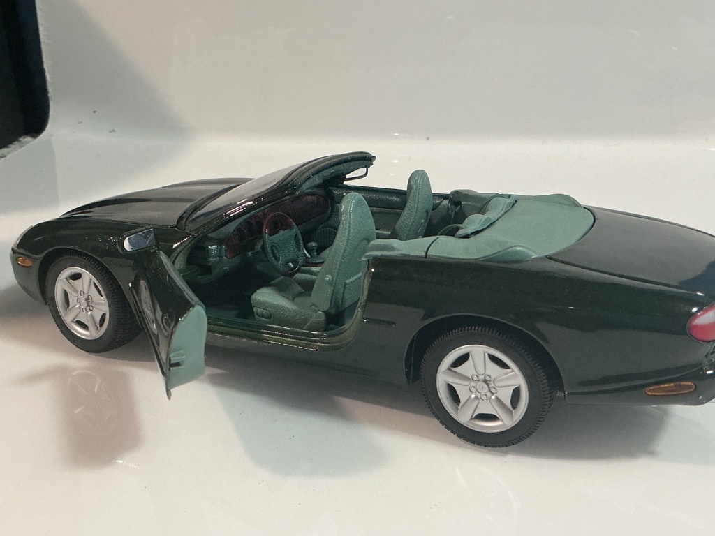 1/18 MAISTO JAGUAR XC 8 GREEN ON LIGHT GREEN - Photo 4