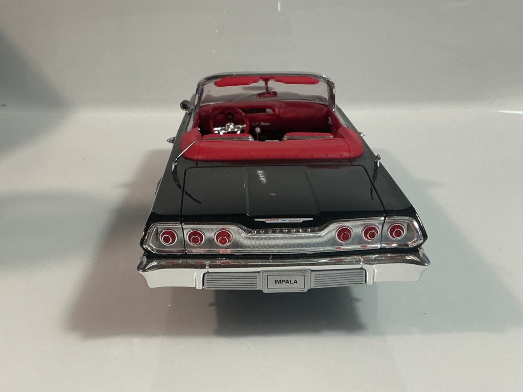 1/18 WELLY 1963 CHEVROLET IMPALA BLACK ON RED - Photo 4
