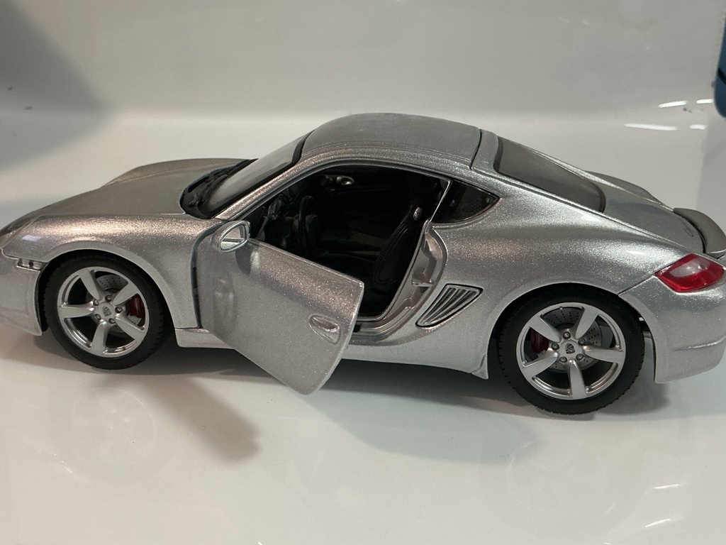 1/18 MAISTO PORSCHE CAYMAN’S SILVER ON GREY - Photo 4