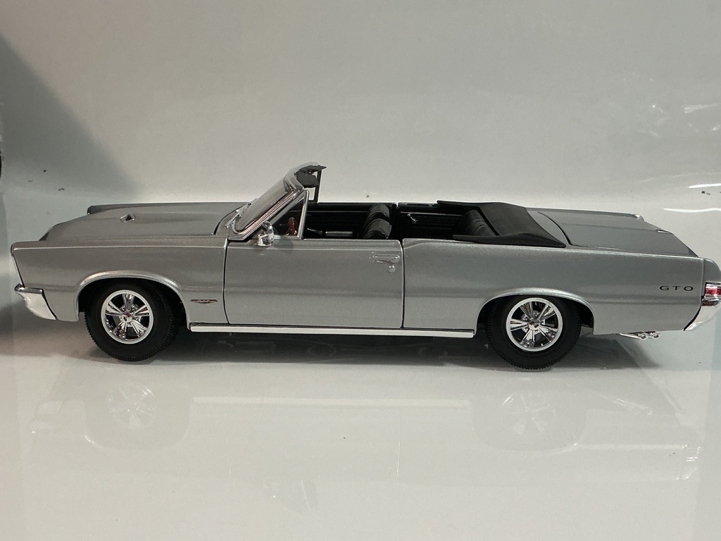 1/18 MAISTO 1965 PONTIAC GTO SILVER ON BLACK - Photo 3