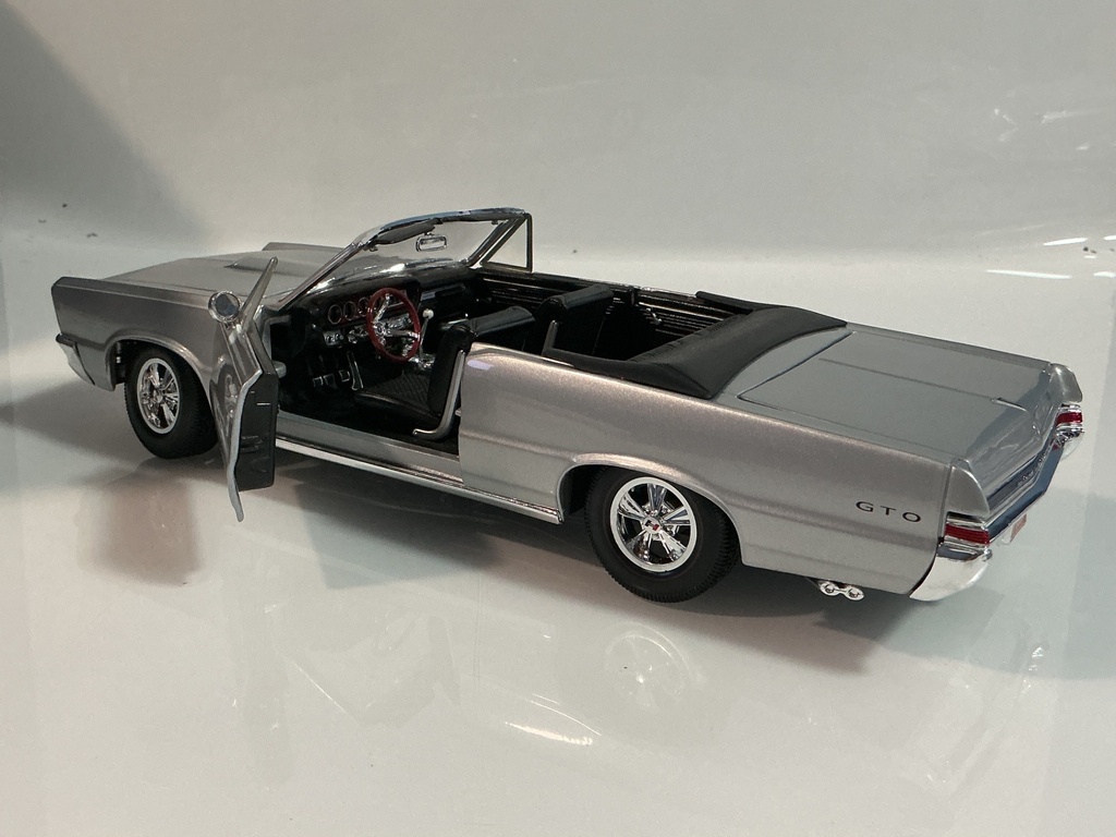 1/18 MAISTO 1965 PONTIAC GTO SILVER ON BLACK - Photo 4