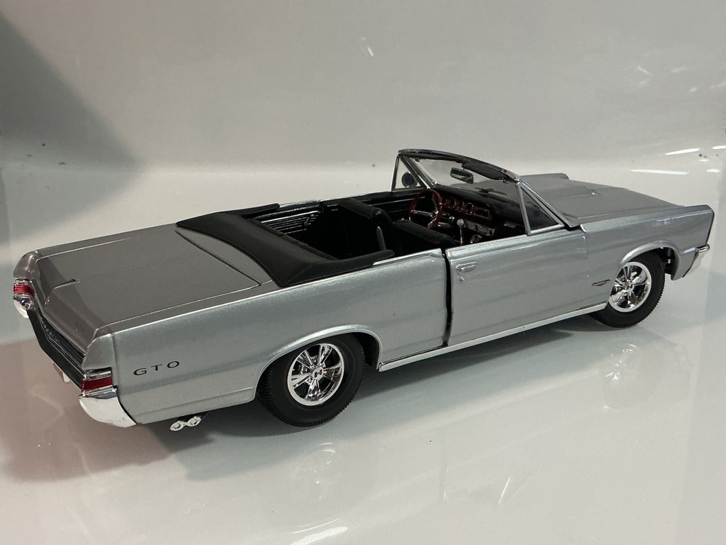 1/18 MAISTO 1965 PONTIAC GTO SILVER ON BLACK - Photo 7