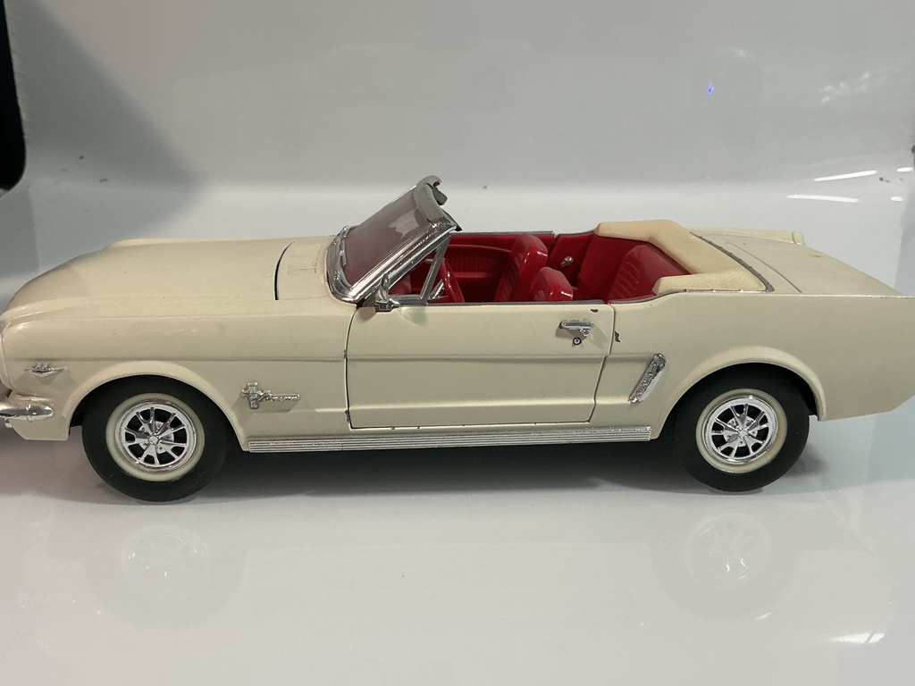 1/18 MIRA FORD 1964 MUSTANG WHITE ON RED *NO ANTENNA / JUNKYARD - Photo 2