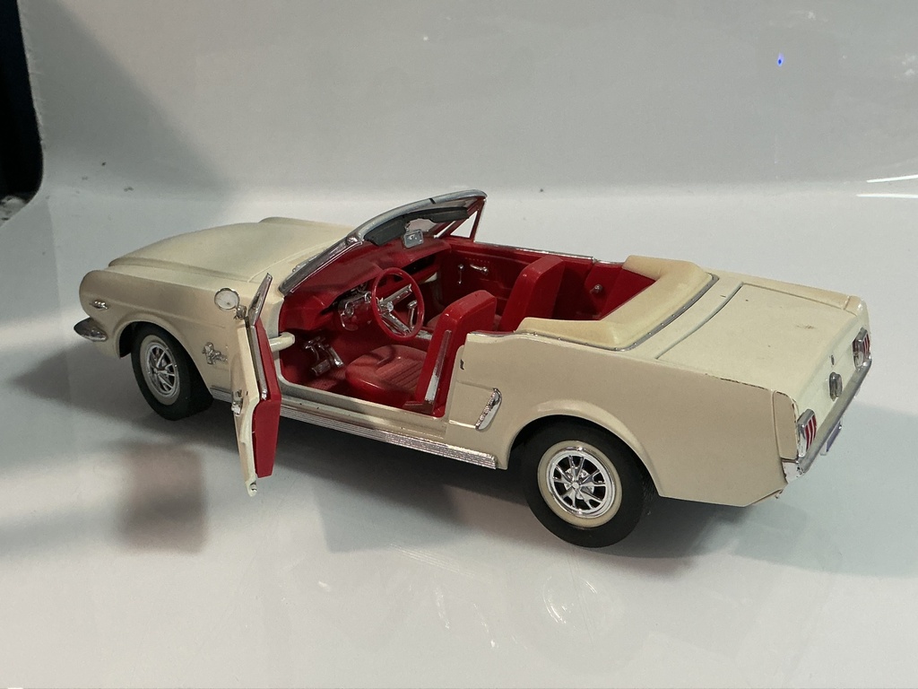 1/18 MIRA FORD 1964 MUSTANG WHITE ON RED *NO ANTENNA / JUNKYARD - Photo 3