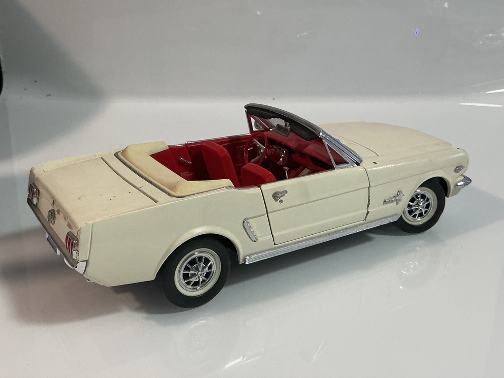 1/18 MIRA FORD 1964 MUSTANG WHITE ON RED *NO ANTENNA / JUNKYARD - Photo 5