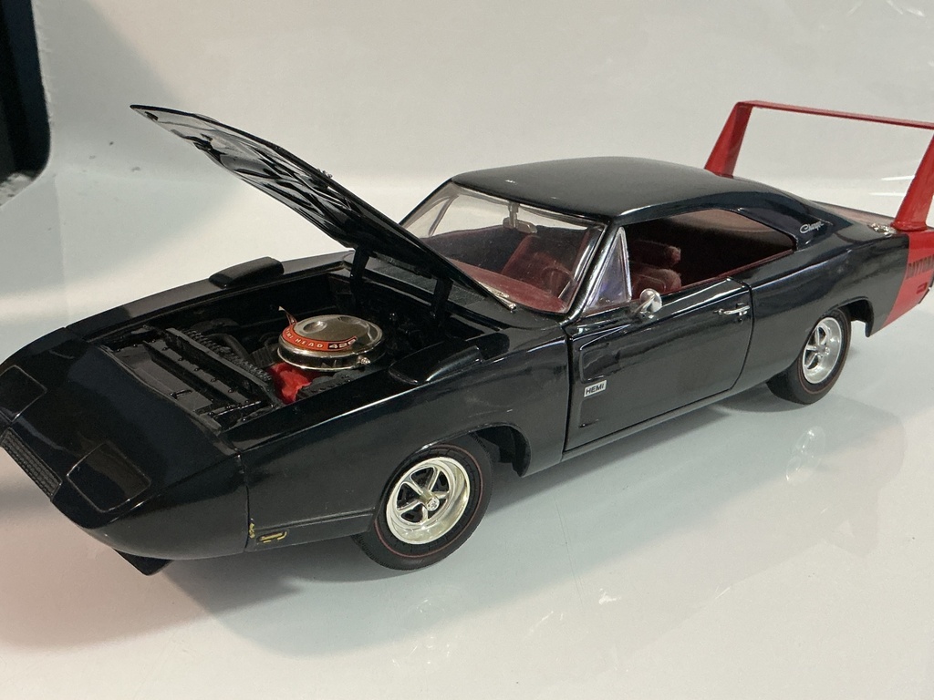 1/18 ERTLS 1969 DODGE DAYTONA BLACK ON RED  - Photo 2
