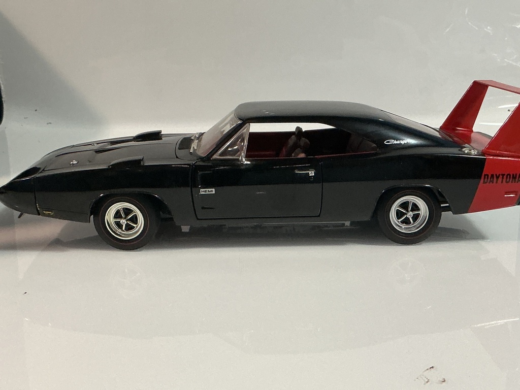 1/18 ERTLS 1969 DODGE DAYTONA BLACK ON RED  - Photo 3