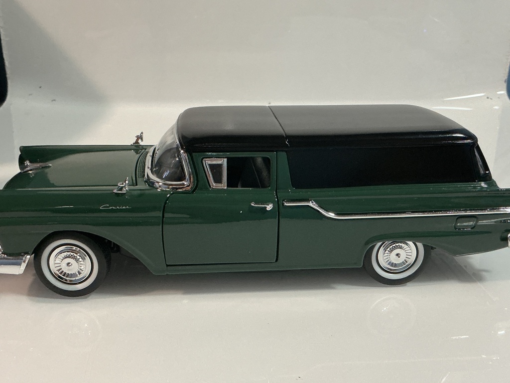 1/18 ROAD SIGNATURE 1957 FORD RANCHERO GREEN ON BLACK - Photo 3