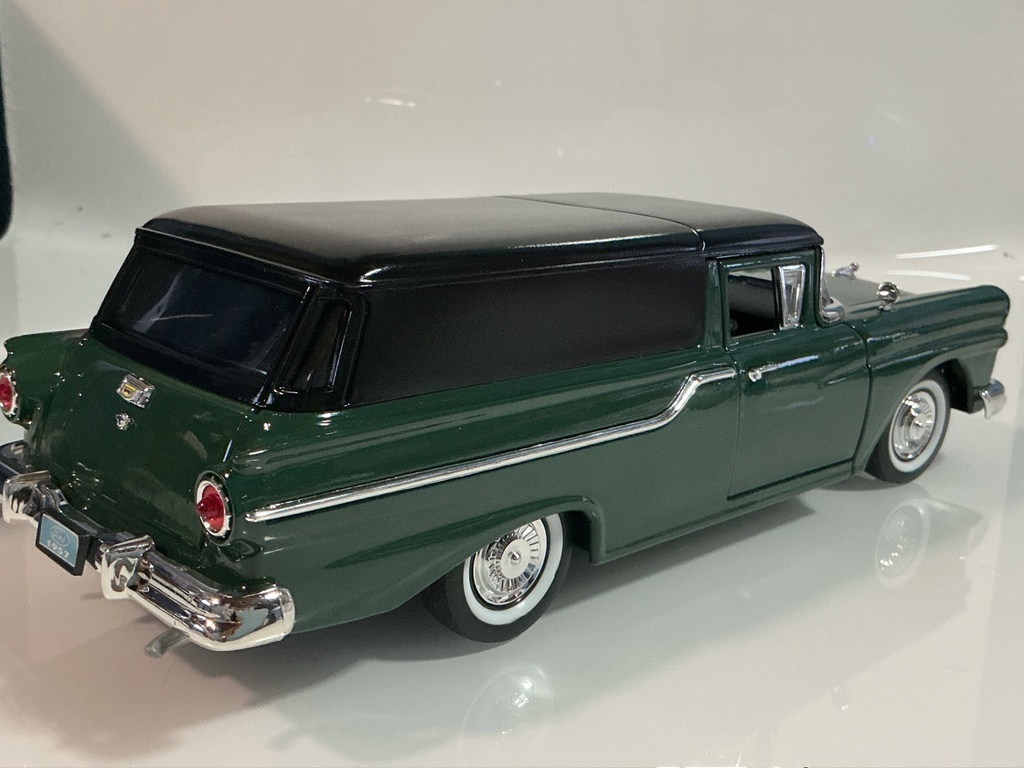 1/18 ROAD SIGNATURE 1957 FORD RANCHERO GREEN ON BLACK - Photo 6