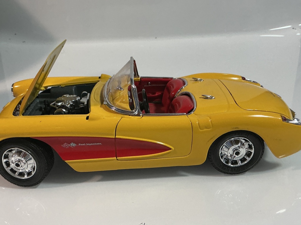 1/18 BURAGO 1957 CHEVY CORVETTE YELLOW ON RED - Photo 2
