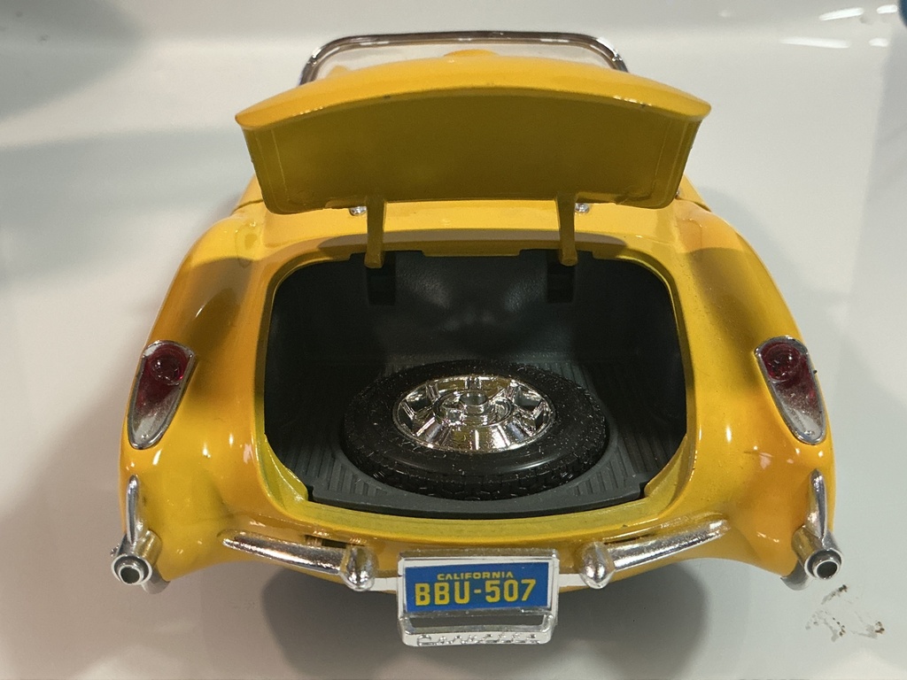 1/18 BURAGO 1957 CHEVY CORVETTE YELLOW ON RED - Photo 5