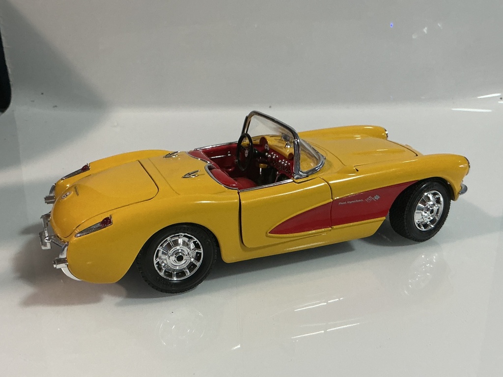 1/18 BURAGO 1957 CHEVY CORVETTE YELLOW ON RED - Photo 6