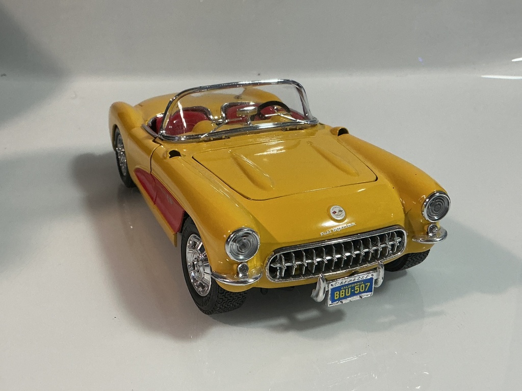 1/18 BURAGO 1957 CHEVY CORVETTE YELLOW ON RED - Photo 7